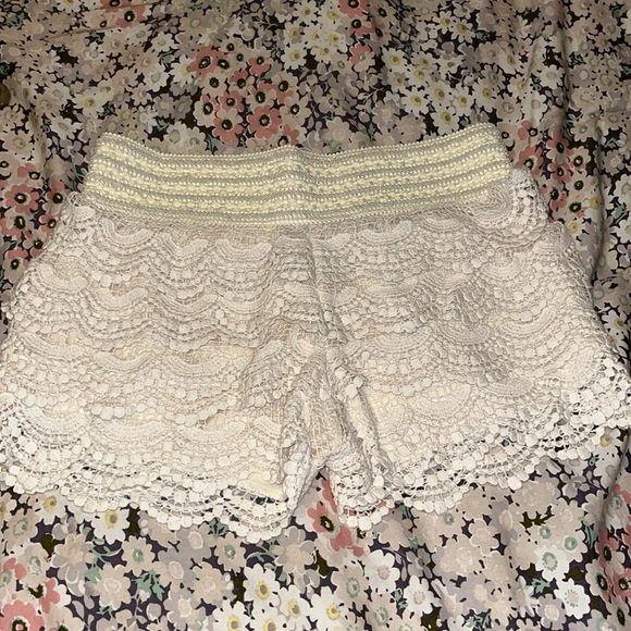 Women’s cream Jolt pull on shorts - Picture 1 of 4